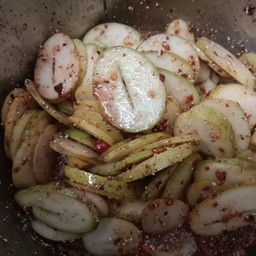 ยำมะม่วงกะตอยปลากรอบ