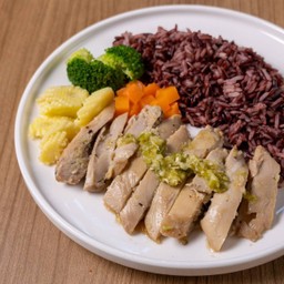 ข้าวหอมมันปูกับสะโพกไก่ต้มน้ำปลา