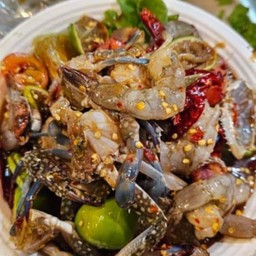 ยำปูม้ากุ้งสด