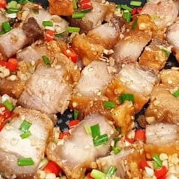 หมูกรอบคั่วพริกเกลือ เป็นกับ