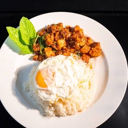 มหึมาหมูกรอบผัดกะเพรา+ไข่ดาว