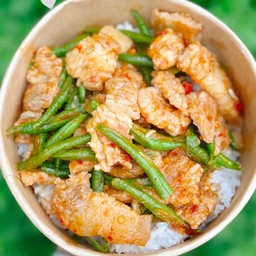 ข้าวราดหมูผัดพริกแกง