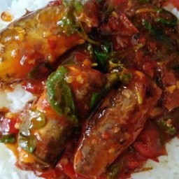 กระเพราปลากระป๋องราดข้าว