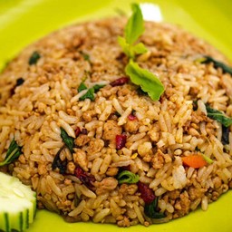 ข้าวคลุกกะเพรา หมู / ไก่