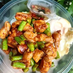 ข้าวราดไก่ผัดพริกแกง