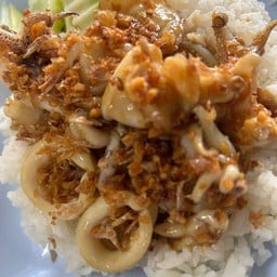 ข้าวหมึกทอดกระเทียม
