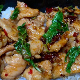 ข้าวกะเพราหมูชิ้น