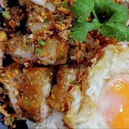 หมูกรอบคั่วพริกเกลือ ราดข้าว