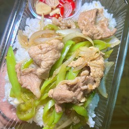 ข้าวผัดพริกหยวกหมูชิ้น