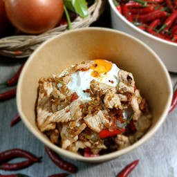 ข้าวหมูชิ้นคั่วพริกเกลือ