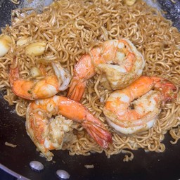 ผัดมาม่า กุ้งล้วน
