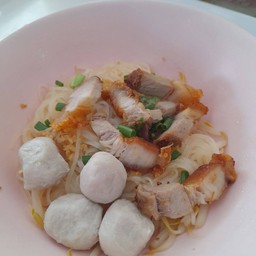 เส้นเล็กหมูกรอบ ลูกชิ้นหมู