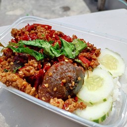 ข้าวราดผัดกะเพรา ไข่เยี่ยวม้า