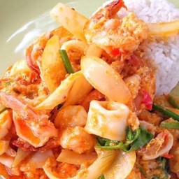 ทะเลผัดไข่เค็มราดข้าว