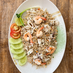 ข้าวผัดรวมมิตรทะเลจานใหญ่