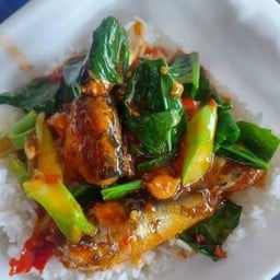 คน้าปลากระป๋องราดข้าว