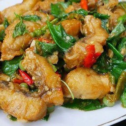 เนื้อปลากระพงผัดใบโหระพา