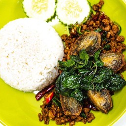 แซ่บ x2 ข้าวกะเพรากรอบ หมูสับ&ไข่เยี่ยวม้า