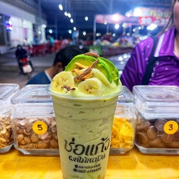 อะโวคาโด้ กล้วย อัลมอนด์ นมสด น้ำผึ้ง (ใช้อัลมอนด์เม็ดไม่ใช่นมอัลมอนด์นะคะ)