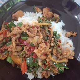 ผัดเผ็ด พร้อมข้าวสวย