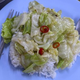 ข้าวราดกะหล่ำปลีทอดน้ำปลา