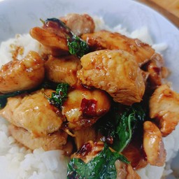 กะเพราอกไก่ราดข้าว