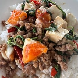 กระเพราไข่เค็มหมูสับราดข้าว
