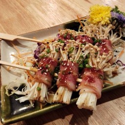 เบคอนพันเห็ดเข็มทองย่าง