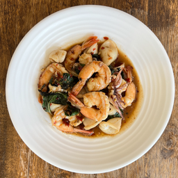 กะเพราทะเล (กุ้ง+หมึก) กับข้าว
