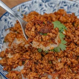 หมูสับผัดพริกเผาราดข้าว