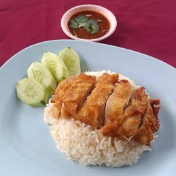 ข้าวมันไก่ทอด น้ำจิ้มแจ่ว
