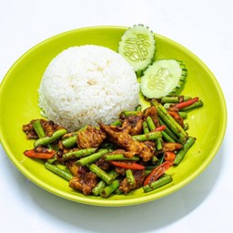 ข้าวราดผัดพริกแกงถั่วฝักยาว +หมูชิ้น