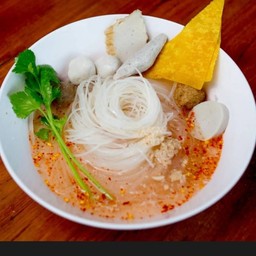 ก๋วยเตี๋ยว ต้มยำ ลูกชิ้นปลา