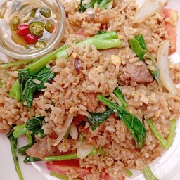 ข้าวผัดโบราณซอสมะเขือเทศหมูชิ้นใส่ไข่