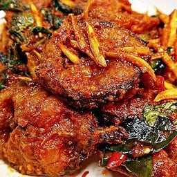 ผัดพริกแกงปลาดุกทอดราดข้าว