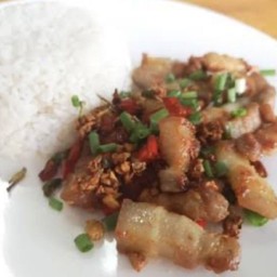 หมูกรอบคั่วพริกเกลือราดข้าว
