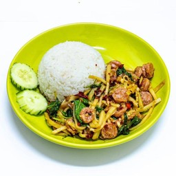 ข้าวราดกะเพราหน่อไม้+แหนม