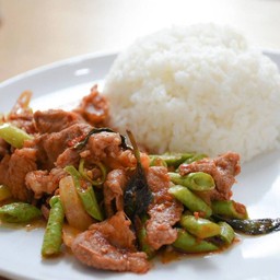 ผัดพริกแกง ราดข้าว