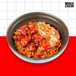บะหมี่แห้งไก่ทอดรสเผ็ดและกิมจิ