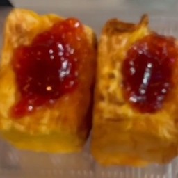 ขนมปังไส้ทะลัก แยมสตอเบอรี่