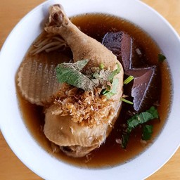 ก๋วยเตี๋ยวสะโพกไก่ชิ้นใหญ่ๆ