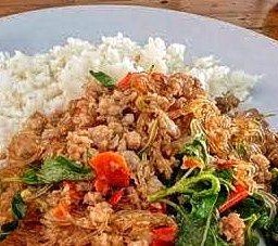 กะเพรา(เนื้อสัตว์)ใส่วุ้นเส้นราดข้าว