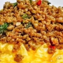 ข้าวไข่ข้นกะเพราะหมูสับ