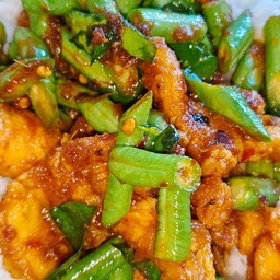 ข้าวผัดพริกแกงหมูทอด