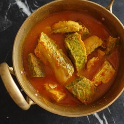 แกงส้มปลาคูดคาดชะอมไข่ทอด Sour curry soup w fish & omelet