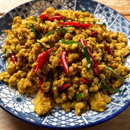 ข้าวราดคั่วกลิ้งไก่
