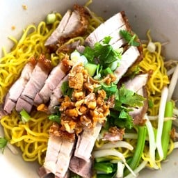 บะหมี่หมูกรอบ