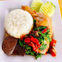 ข้าวกะเพราสะโพกไก่ตุ๋น