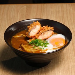 อุด้งแกงกะหรี่แซลมอนคัทสึไข่ออนเซ็น