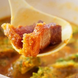 แกงส้มชะอมไข่ทอดหมูกรอบ Sour curry soup w pork & omelet